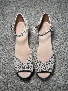 TOMS Kinsley Leopard Print Wedge Sandals Women’s 6.5 Open Toe Ankle Strap Cork
